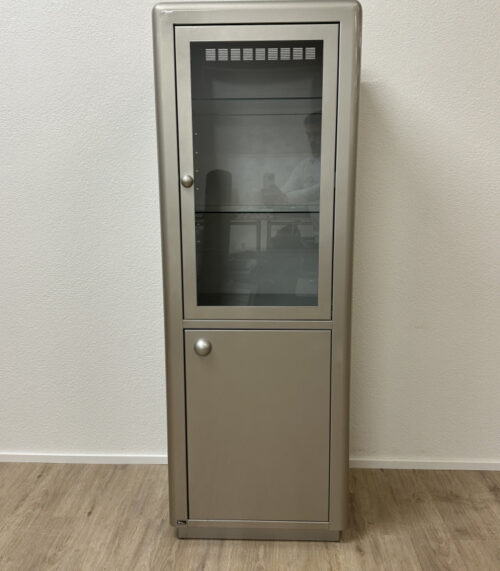 Bretz Design Vitrine aus Metall mit Glasböden