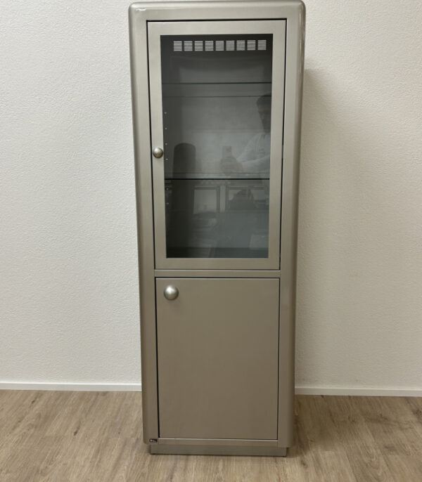 Bretz Design Vitrine aus Metall mit Glasböden