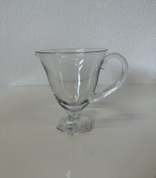 Baccarat Kristallkrug aus Frankreich mit sechseckigem Fuss