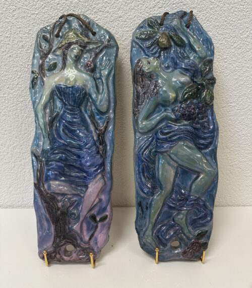 Italienische Keramik Wandreliefs als Paar – Frauenmotive in Blau, Ceramica Bristotti, Milano