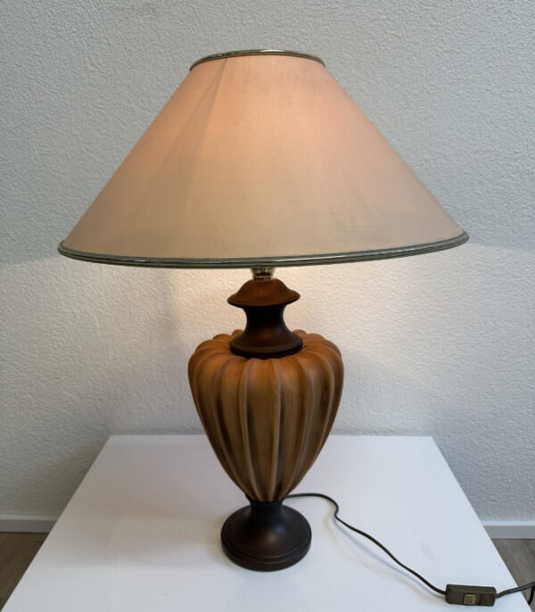 Tischlampe mit keramischem Fuss in warmen Brauntönen (ca. 1970er Jahre)