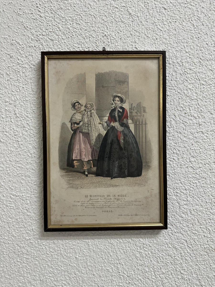 Antiker Mode-Stich "Le Moniteur de la Mode" im Holzrahmen mit Goldkante – Bild 2