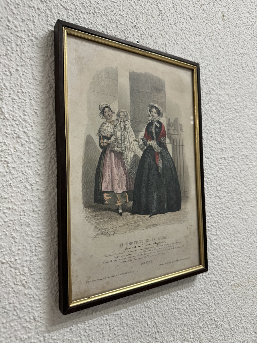 Antiker Mode-Stich "Le Moniteur de la Mode" im Holzrahmen mit Goldkante – Bild 3