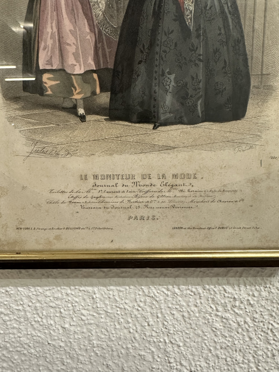 Antiker Mode-Stich "Le Moniteur de la Mode" im Holzrahmen mit Goldkante – Bild 5