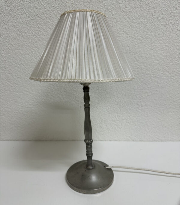 Vintage klassische Tischlampe aus Zinn mit Plisseeschirm (ca. 1950er–1960er Jahre)