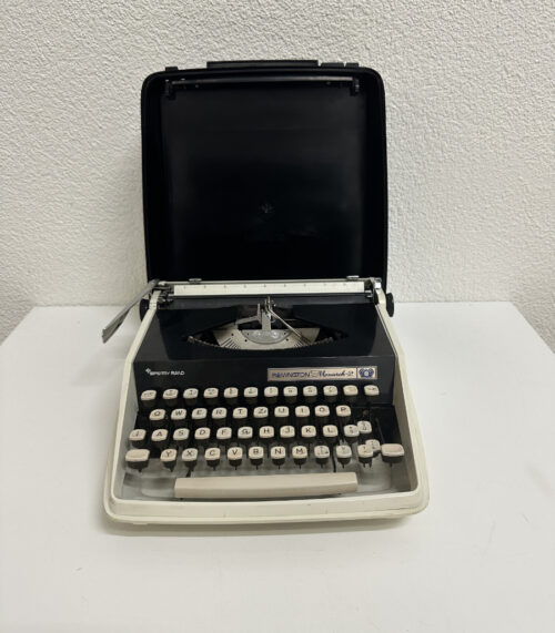 Vintage Mid Century Reiseschreibmaschine Remington Monarch-2 (ca. 1960er Jahre)