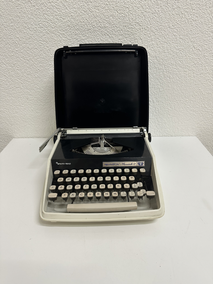 Vintage Mid Century Reiseschreibmaschine Remington Monarch-2 (ca. 1960er Jahre)