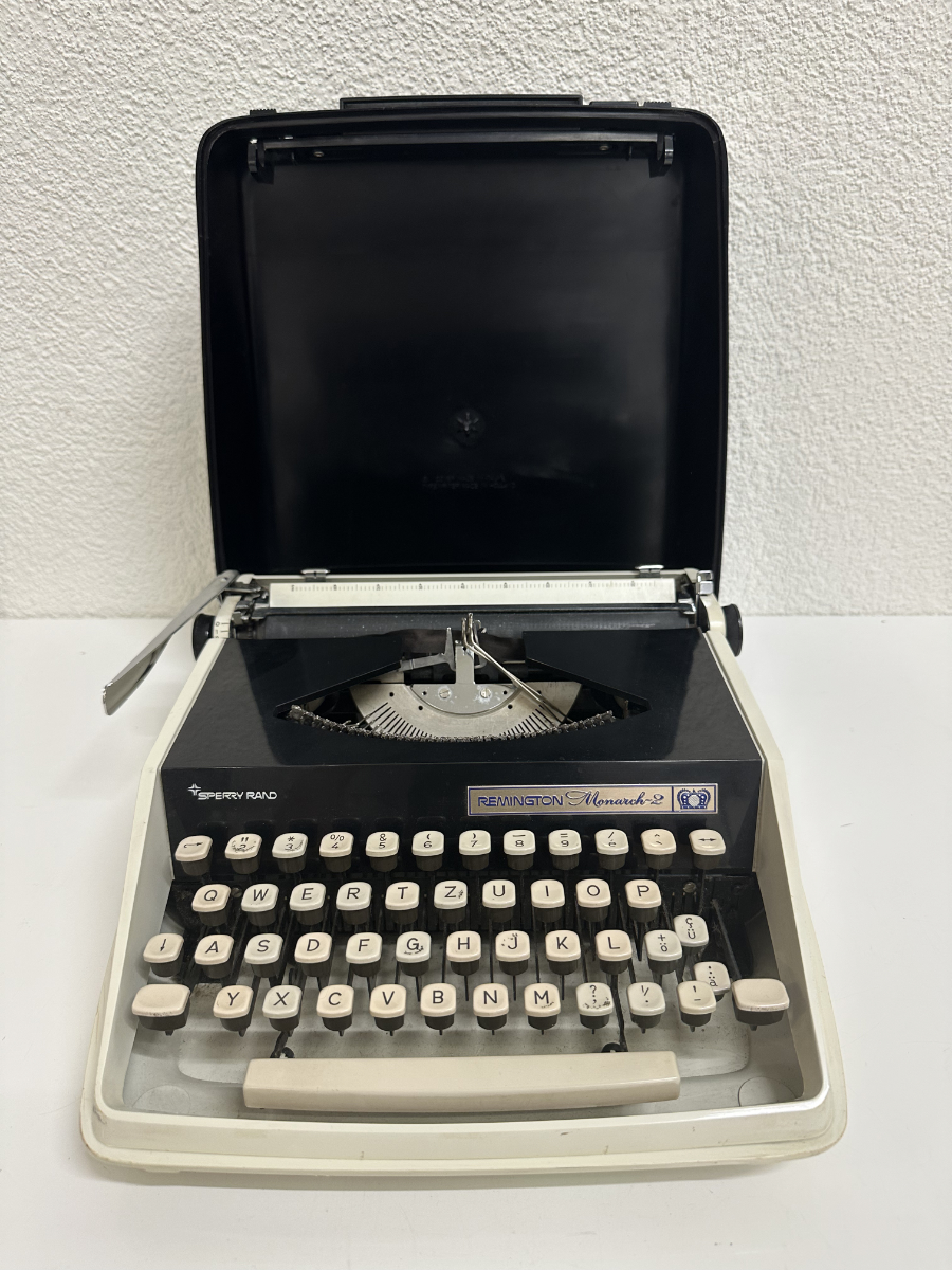 Vintage Mid Century Reiseschreibmaschine Remington Monarch-2 (ca. 1960er Jahre) – Bild 2