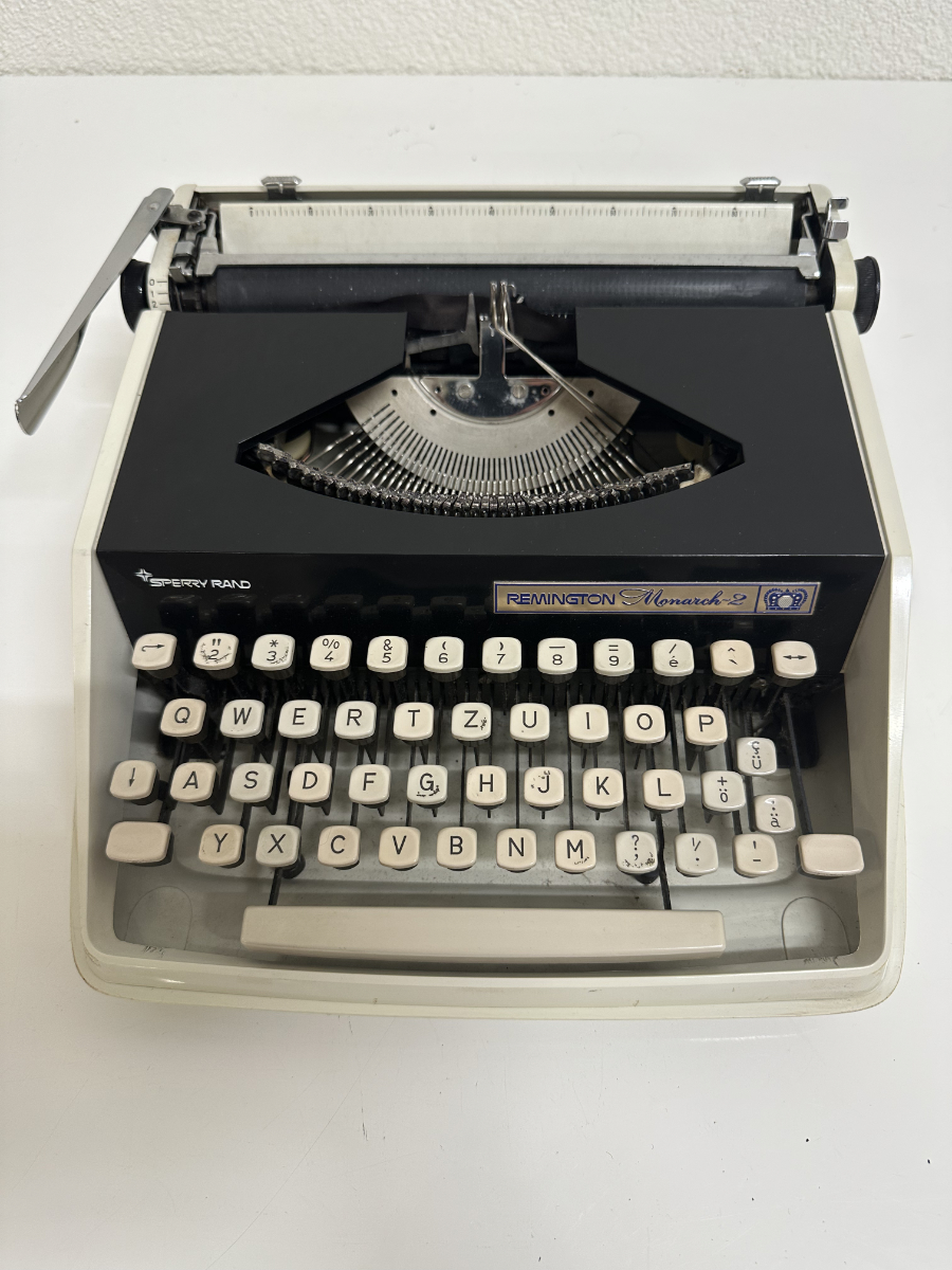 Vintage Mid Century Reiseschreibmaschine Remington Monarch-2 (ca. 1960er Jahre) – Bild 8