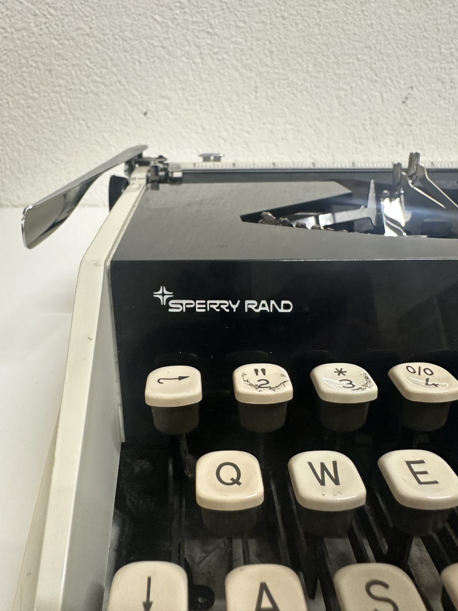 Vintage Mid Century Reiseschreibmaschine Remington Monarch-2 (ca. 1960er Jahre) – Bild 10
