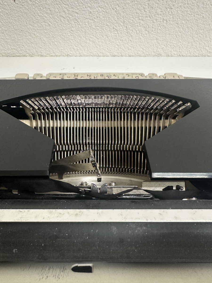 Vintage Mid Century Reiseschreibmaschine Remington Monarch-2 (ca. 1960er Jahre) – Bild 11