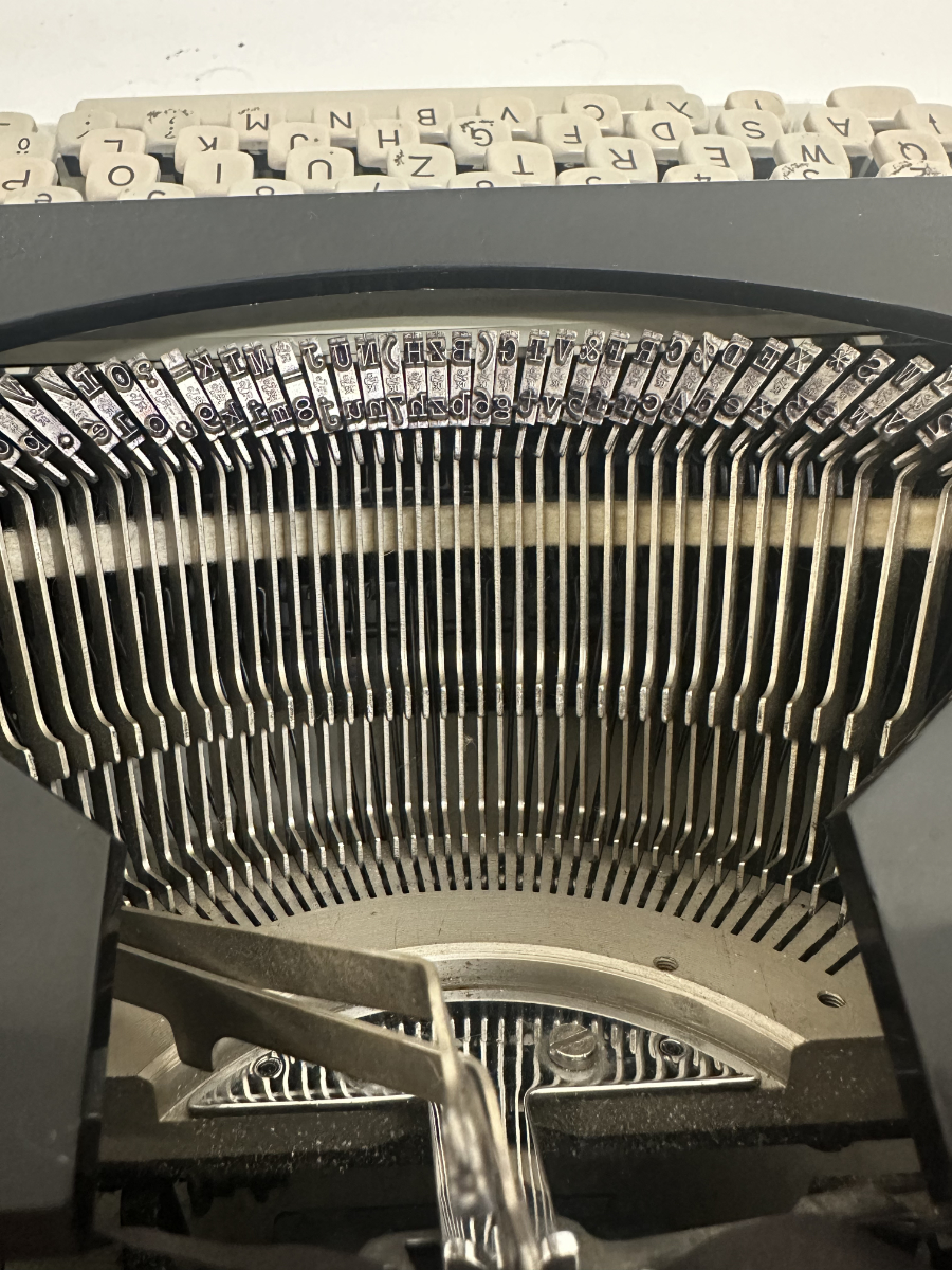 Vintage Mid Century Reiseschreibmaschine Remington Monarch-2 (ca. 1960er Jahre) – Bild 12