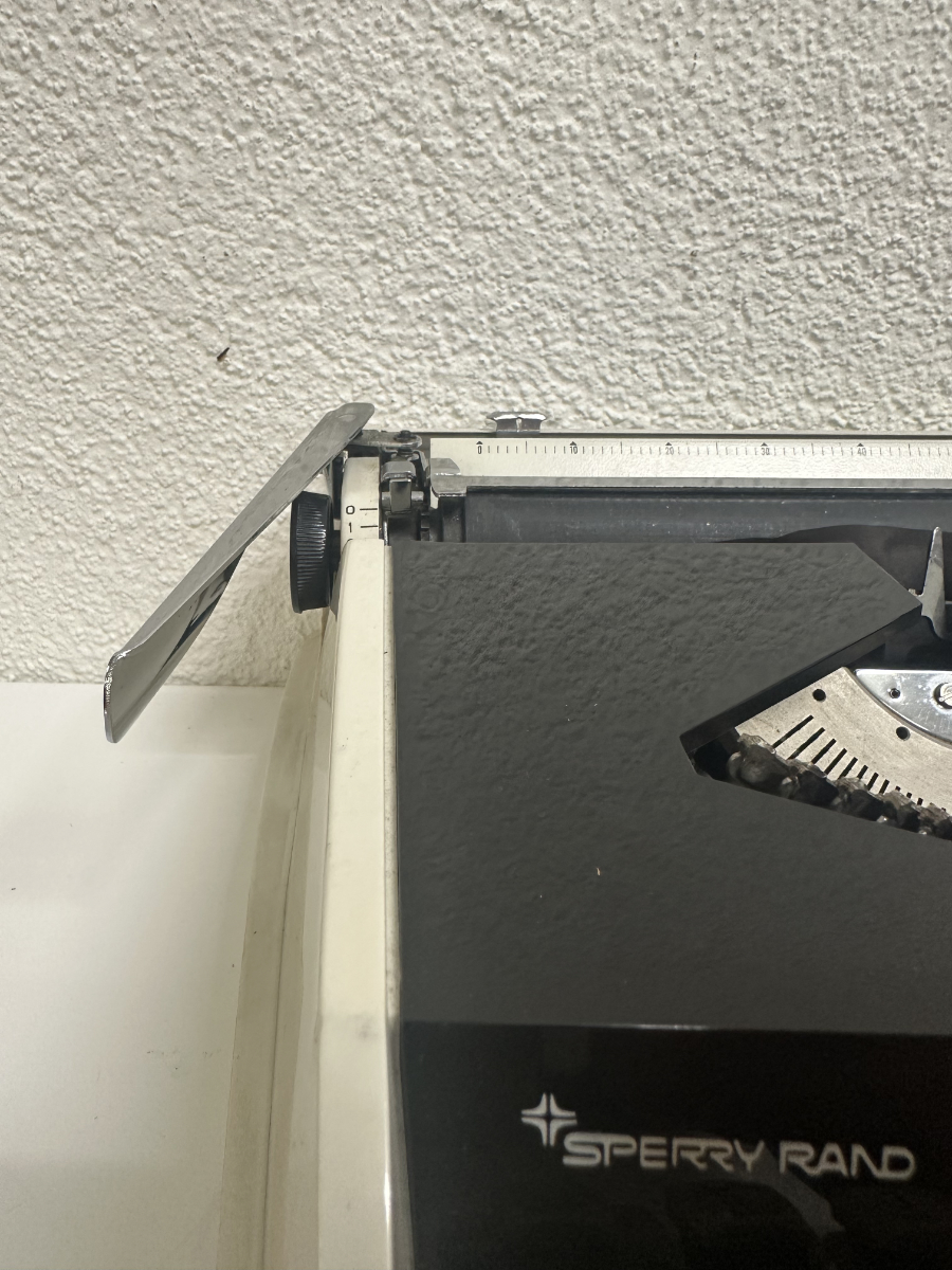 Vintage Mid Century Reiseschreibmaschine Remington Monarch-2 (ca. 1960er Jahre) – Bild 13