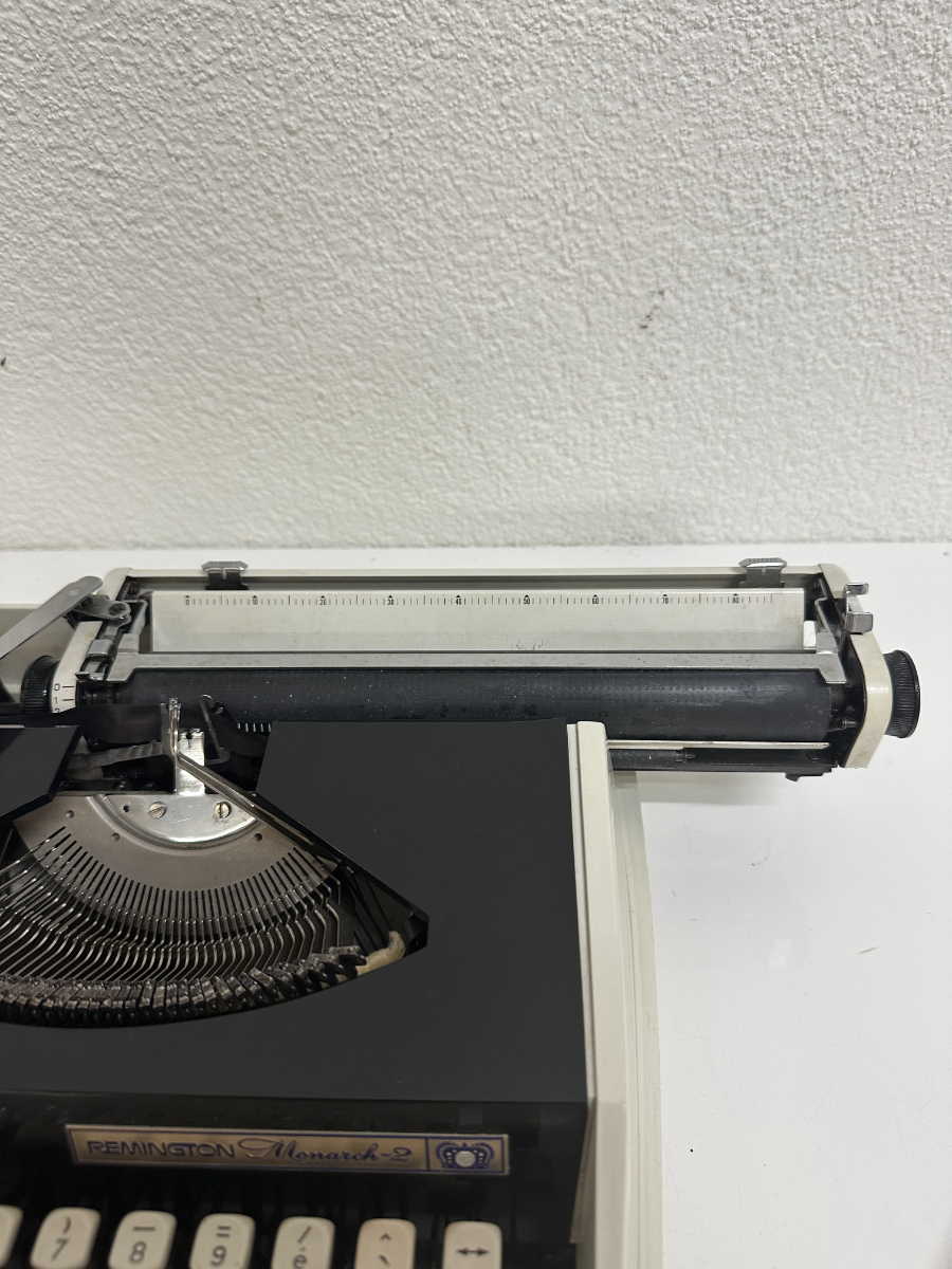 Vintage Mid Century Reiseschreibmaschine Remington Monarch-2 (ca. 1960er Jahre) – Bild 15