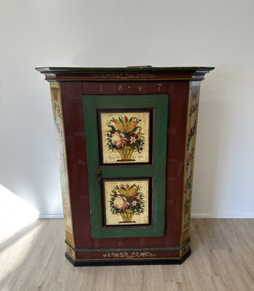 Antiker Bauernschrank mit Blumenmalerei, um 1847