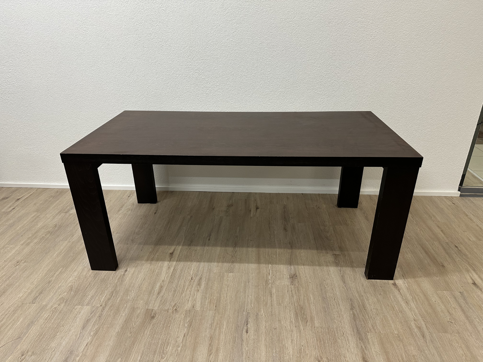 Moderner Tisch in Dunkelbraun Schwarz, rechteckig und zeitlos