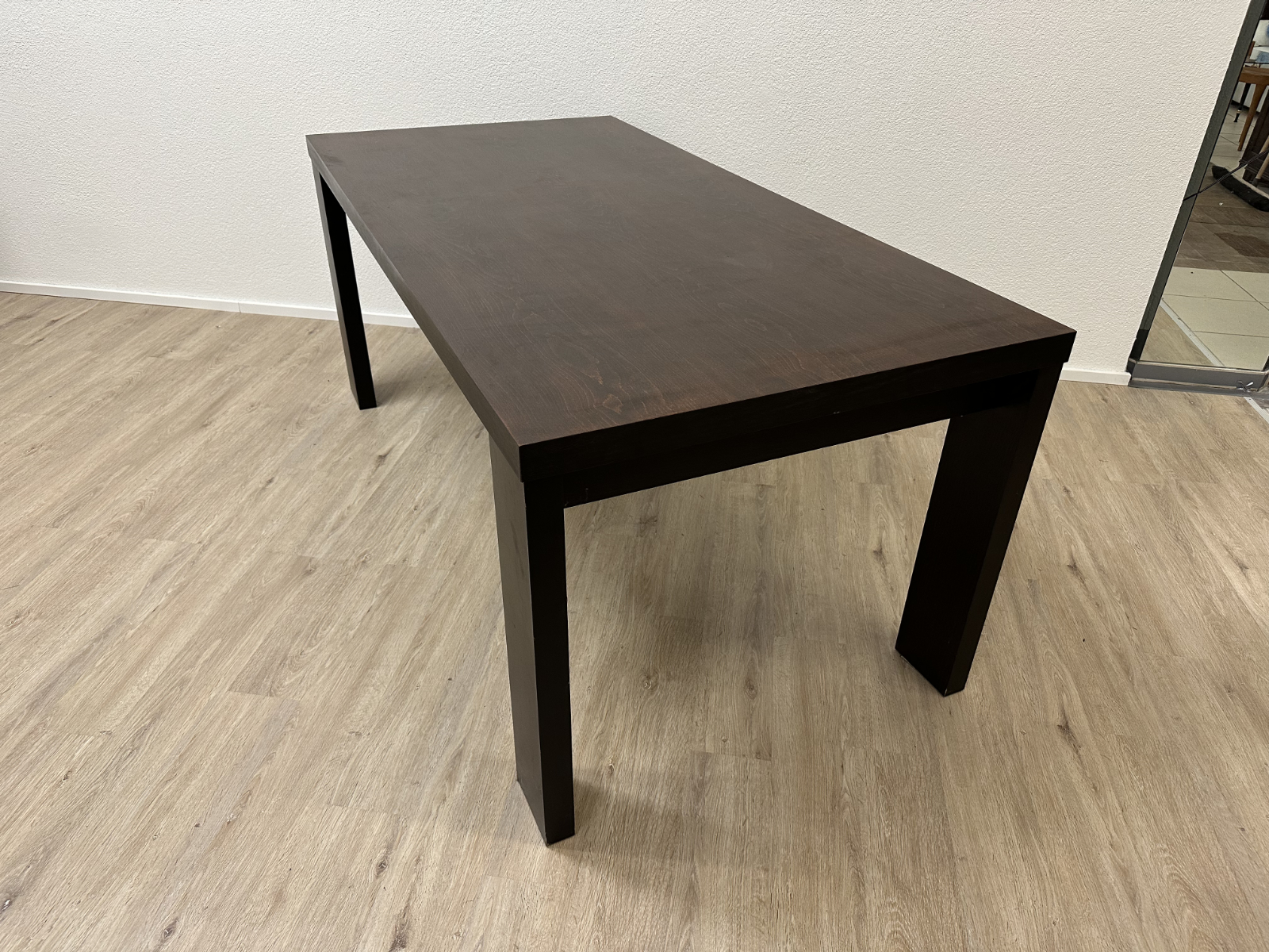 Moderner Tisch in Dunkelbraun Schwarz, rechteckig und zeitlos – Bild 2