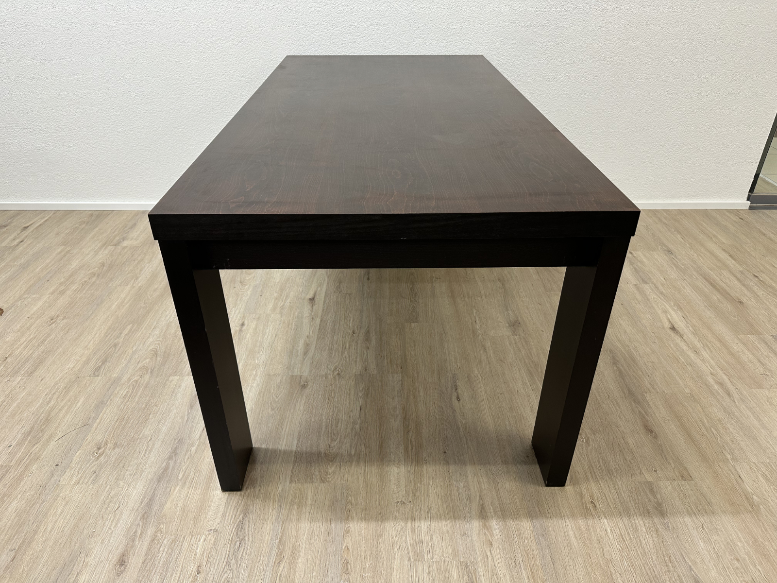 Moderner Tisch in Dunkelbraun Schwarz, rechteckig und zeitlos – Bild 3