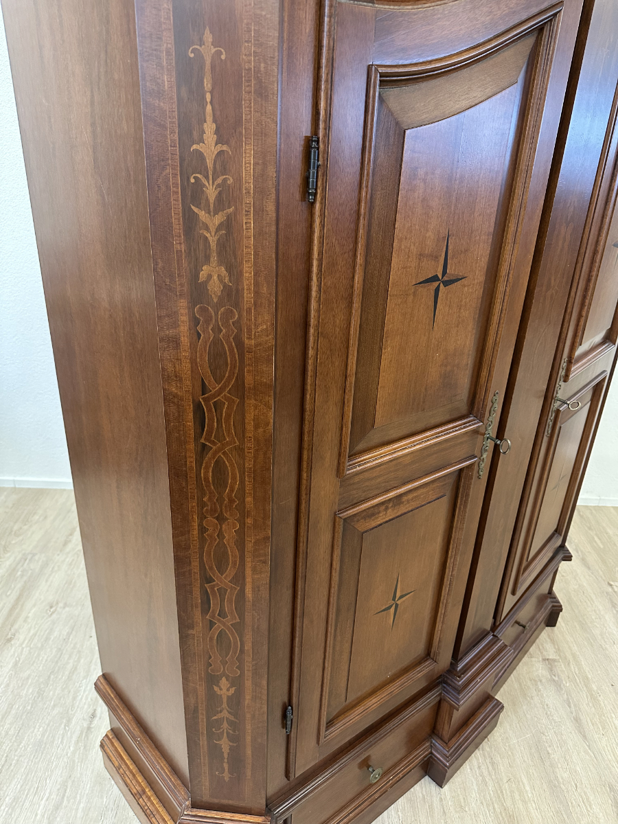 Klassischer Furnier-Schrank mit Intarsien und 2 Schubladen – Bild 5