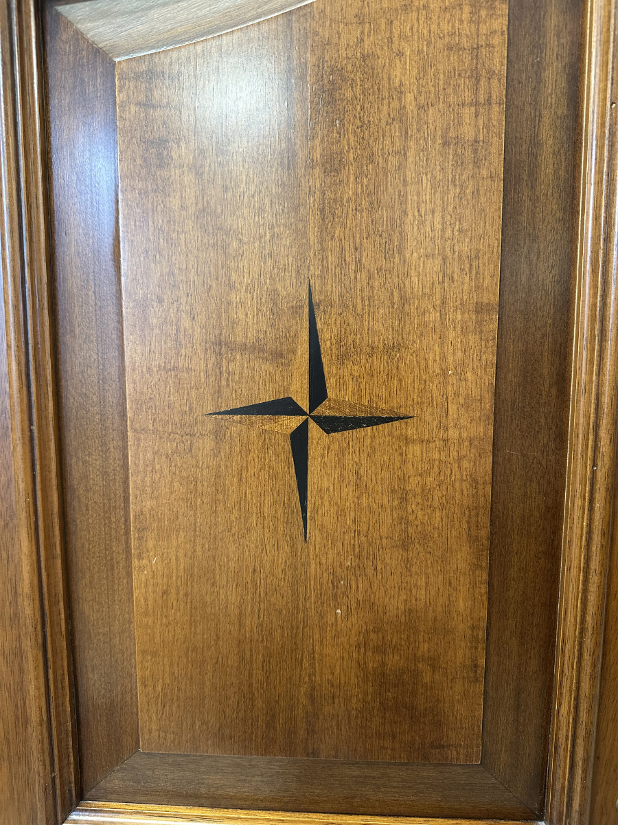 Klassischer Furnier-Schrank mit Intarsien und 2 Schubladen – Bild 6