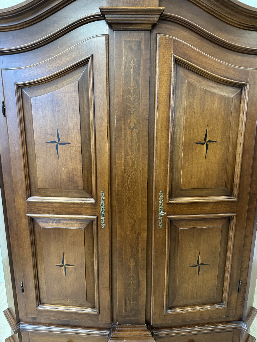 Klassischer Furnier-Schrank mit Intarsien und 2 Schubladen – Bild 7