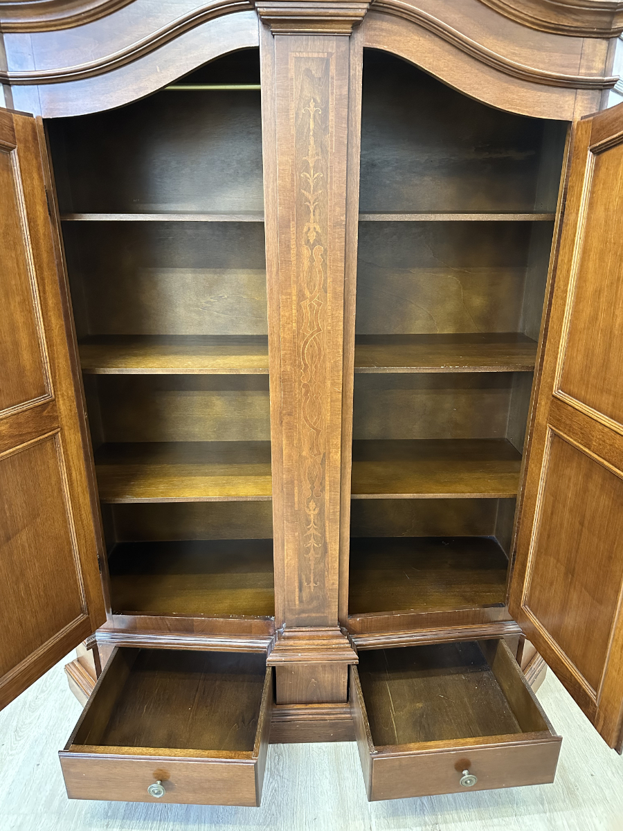 Klassischer Furnier-Schrank mit Intarsien und 2 Schubladen – Bild 8