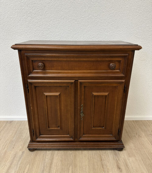 Klassischer Holzschrank mit Schublade und Doppeltür