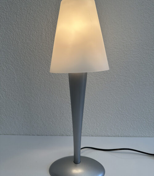 Vintage IKEA Tischlampe mit mattem Glasschirm und silbernem Fuss