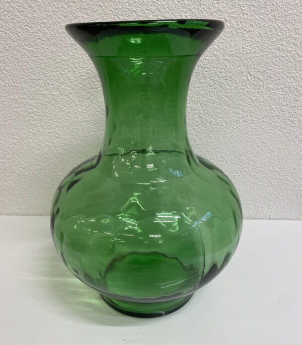 Grüne Glasvase mit bauchiger Form und schwarzem Rand