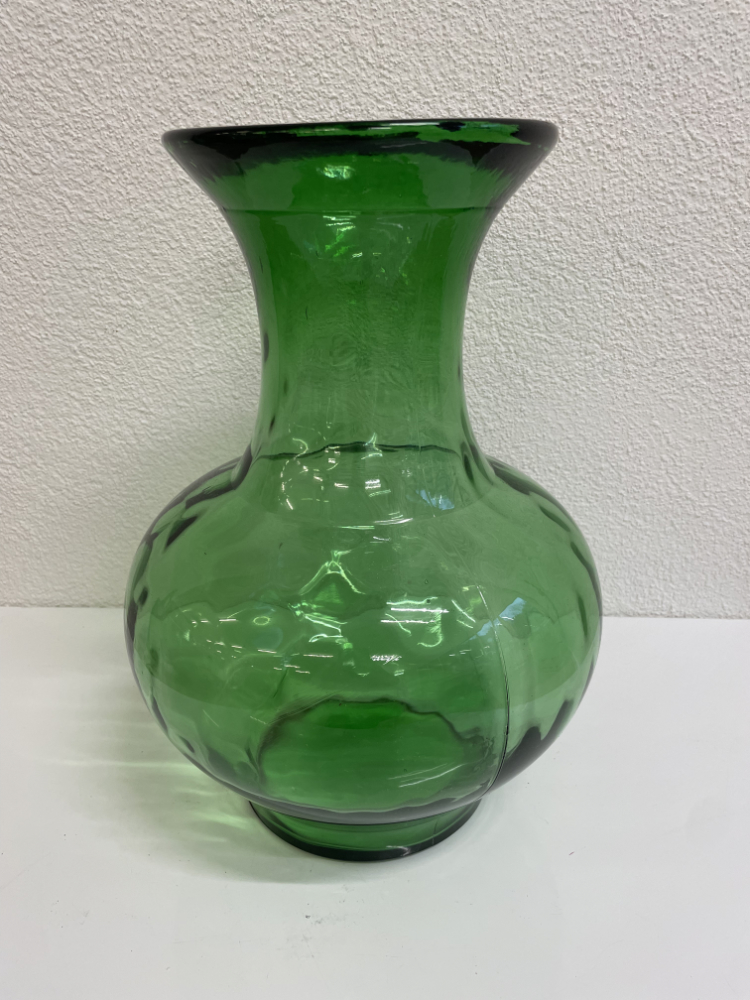 Grüne Glasvase mit bauchiger Form und schwarzem Rand