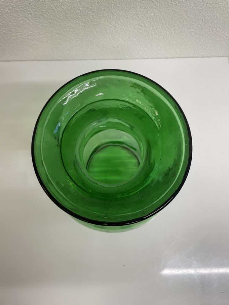 Grüne Glasvase mit bauchiger Form und schwarzem Rand – Bild 3