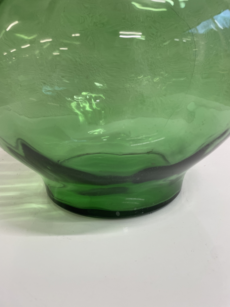 Grüne Glasvase mit bauchiger Form und schwarzem Rand – Bild 4