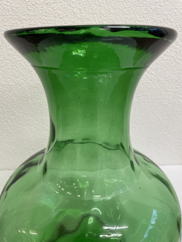 Grüne Glasvase mit bauchiger Form und schwarzem Rand – Bild 5