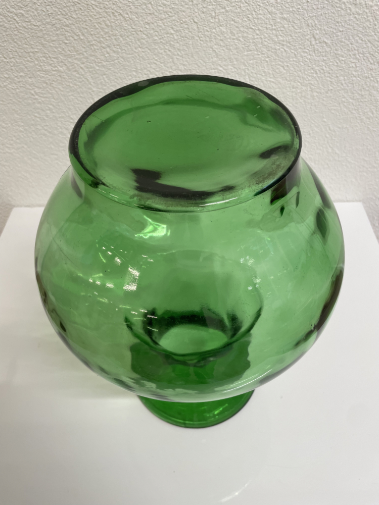 Grüne Glasvase mit bauchiger Form und schwarzem Rand – Bild 6
