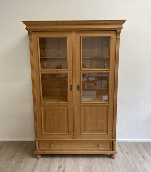 Vintage Landhaus-Vitrinenschrank aus Tannenholz mit Glastüren und Schublade, um 1980