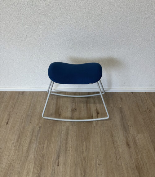 Design Sitzhocker Muista mit Metallkufen und Stoffpolster