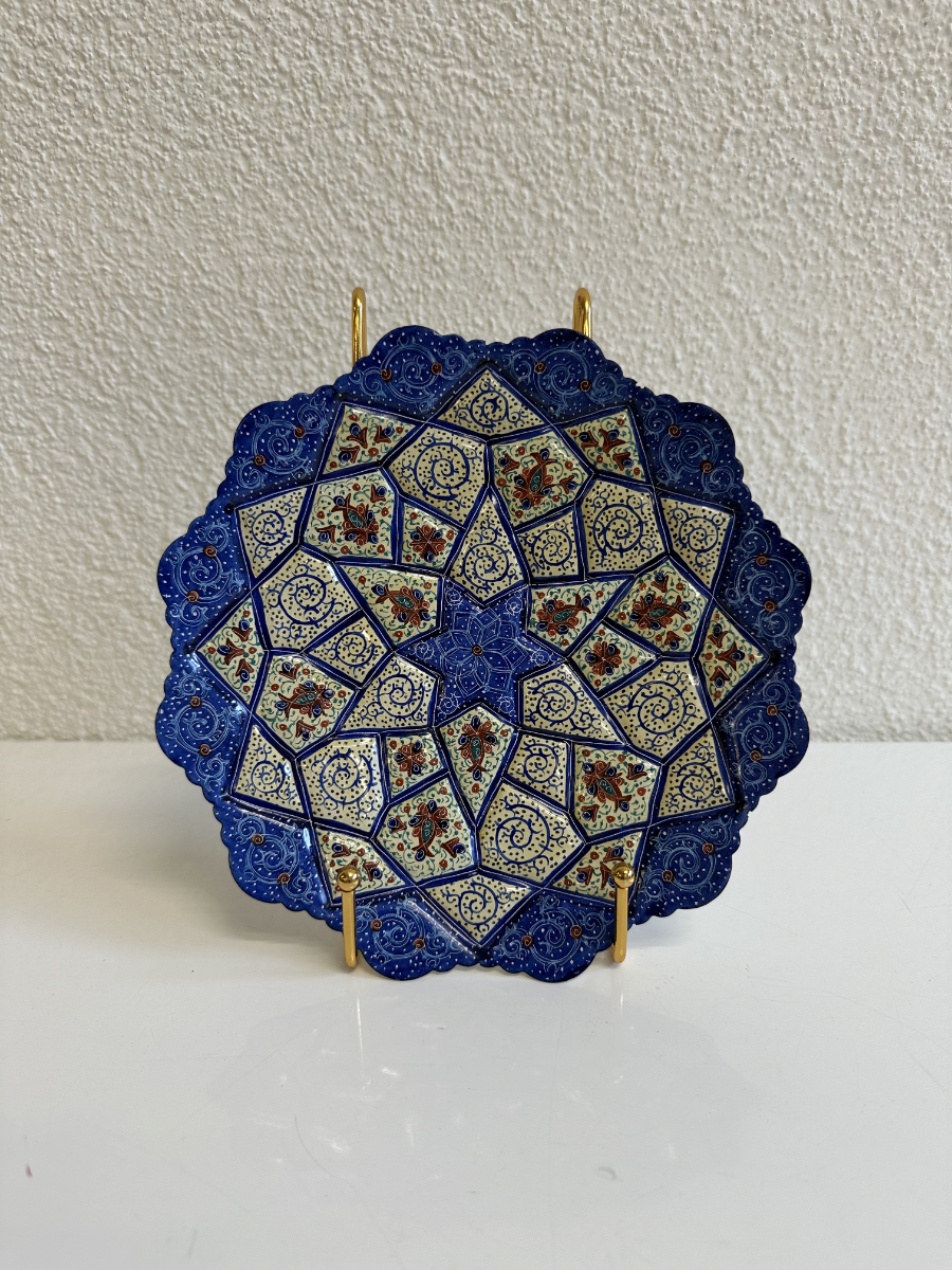 Handbemalter persischer Emaille Wandteller in Blau, Creme und Rot mit Aufhängung