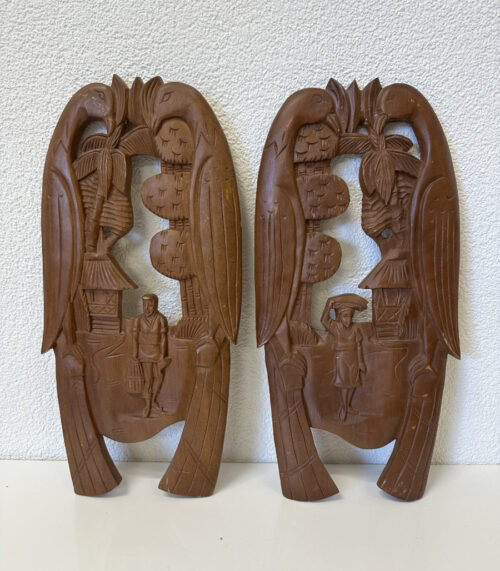 Handgeschnitztes Holzrelief mit Vogelpaar und Dorfszene – Set aus zwei Wandobjekten