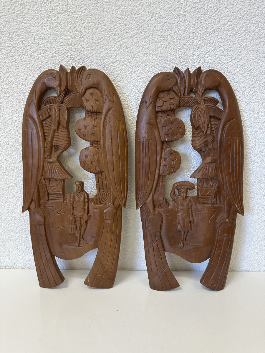 Handgeschnitztes Holzrelief mit Vogelpaar und Dorfszene – Set aus zwei Wandobjekten