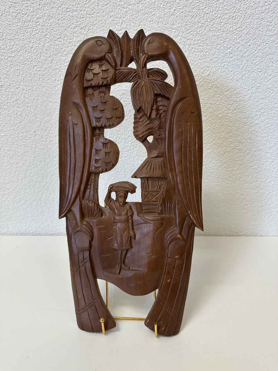 Handgeschnitztes Holzrelief mit Vogelpaar und Dorfszene – Set aus zwei Wandobjekten – Bild 2