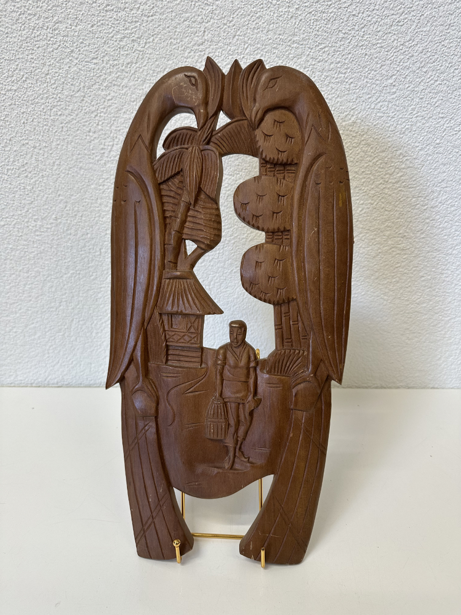 Handgeschnitztes Holzrelief mit Vogelpaar und Dorfszene – Set aus zwei Wandobjekten – Bild 3