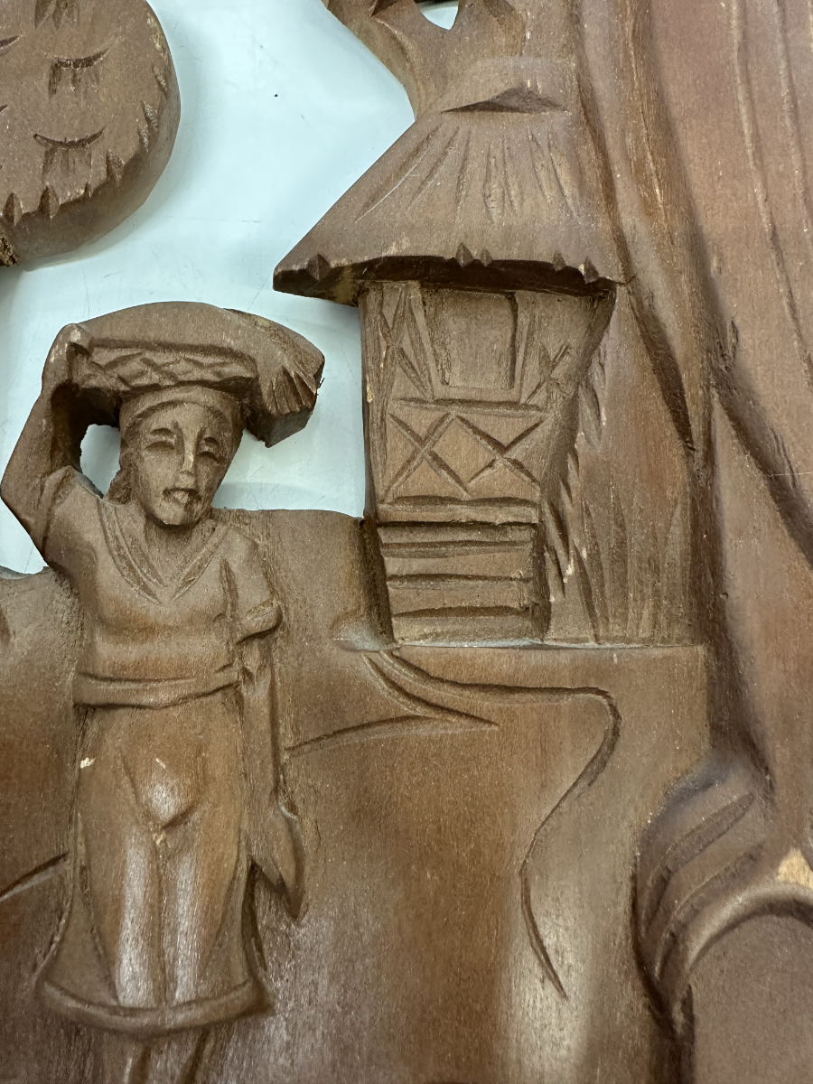 Handgeschnitztes Holzrelief mit Vogelpaar und Dorfszene – Set aus zwei Wandobjekten – Bild 6