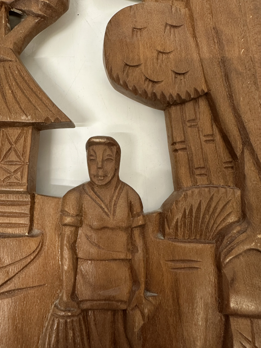 Handgeschnitztes Holzrelief mit Vogelpaar und Dorfszene – Set aus zwei Wandobjekten – Bild 7