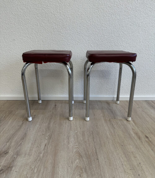 Vintage Küchenhocker / Beistellhocker mit rotem Kunstleder (ca. 1970er Jahre)