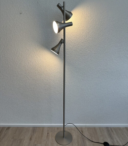Moderne Stehlampe mit 3 verstellbaren Spots – Metall in Nickel matt, mit Fussdimmer