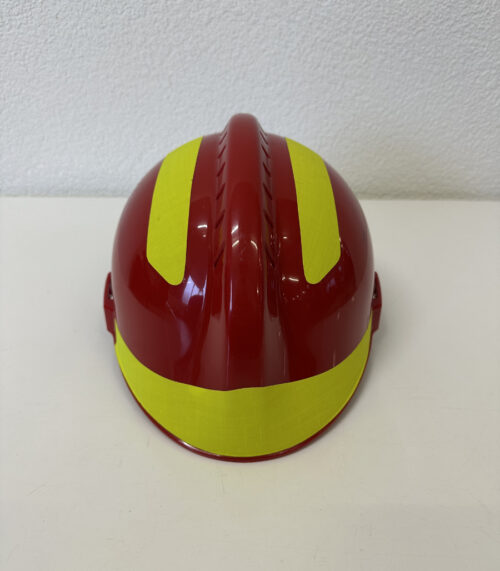 Moderner Feuerwehr-Schutzhelm aus Kunststoff mit Reflexstreifen