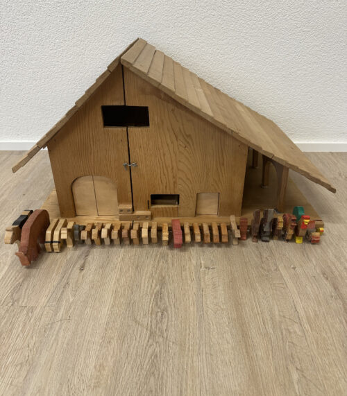 Grosser Holzbauernhof zum Aufklappen mit 30 Tierfiguren
