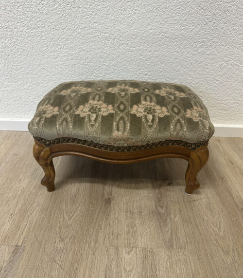 Vintage Barockstil Fusshocker mit Polsterbezug und geschwungenen Holzbeinen (Mitte 20. Jahrhundert)