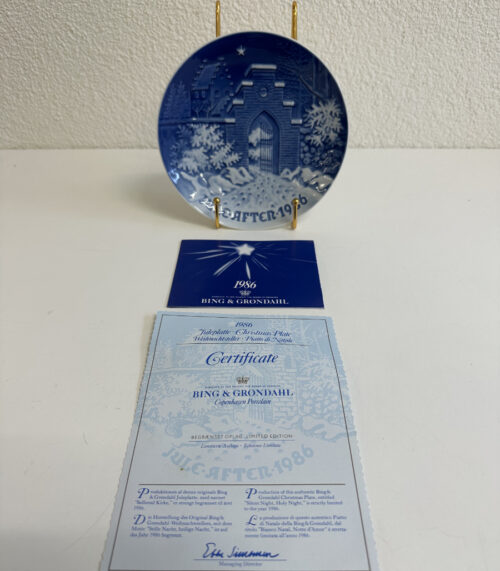 Vintage Bing & Grøndahl / Royal Copenhagen Weihnachtsteller 1986 "Søllerød Kirke / Silent Night, Holy Night"