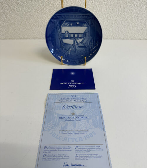 Vintage Bing & Grøndahl / Royal Copenhagen Weihnachtsteller 1985 "Jul i den gamle gård / Christmas Eve at the Farmhouse"